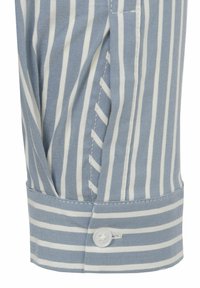 Hellblaues Hemd�ärmelsaum mit vertikalen weißen Streifen, einem Knopfverschluss und einer glatten Baumwollstruktur mit sauber genähten Nähten.