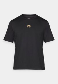 Sort kortærmet t-shirt lavet af glat stof, med et guld slange-logo på brystet, rund halsudskæring og en afslappet pasform.