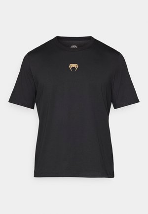 T-shirt preto de manga curta feito de tecido suave, com um logótipo de cobra dourada no peito, gola redonda e um corte relaxado.