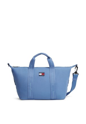 Ανοιχτό μπλε τσάντα duffel Tommy Jeans με διπλές λαβές και ρυθμιζόμενο ιμάντα ώμου, με μικρό ορθογώνιο λογότυπο στο μπροστινό μέρος.
