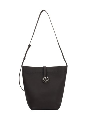 Czarna skórzana torba typu bucket z długim regulowanym paskiem i okrągłą srebrną klamrą na przednim zapięciu.