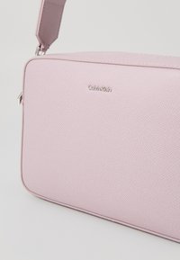 Calvin Klein SMALL CAMERA BAG - Torba preko tijela - sea fog