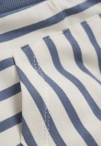 Katoenen stof met verticale marineblauwe en witte strepen, voorzien van een gladde textuur en een zijnaad met nette stikdetails.