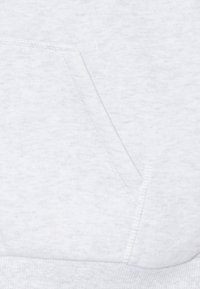 Sudadera gris con bolsillo canguro, textura suave, puños y dobladillo acanalados, y un sutil patrón moteado.