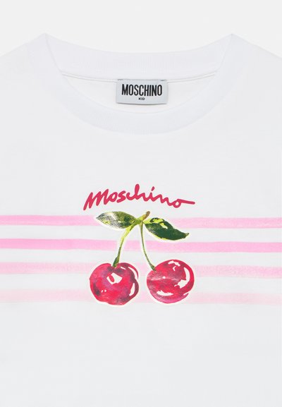 Λευκό παιδικό t-shirt Moschino με ροζ οριζόντιες ρίγες, κόκκινο γραφικό κερασί με πράσινα φύλλα και κόκκινη επιγραφή Moschino πάνω από τα κεράσια.