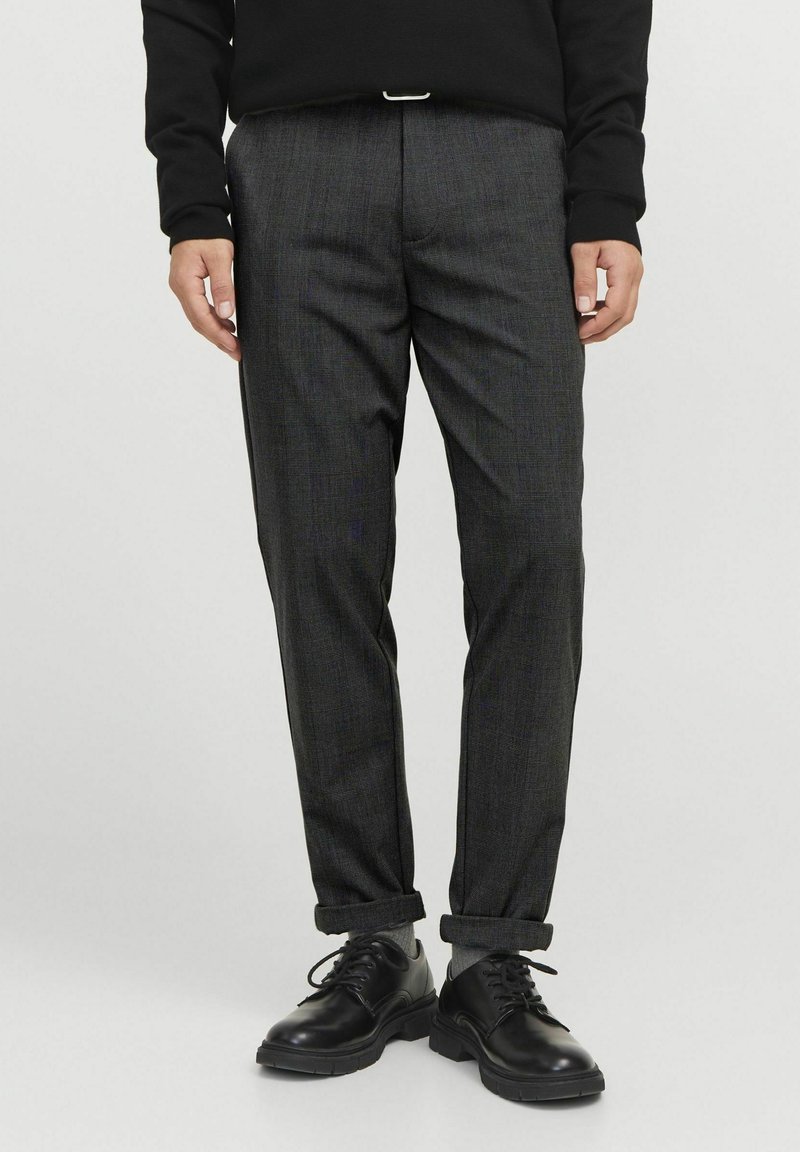 Pantaloni grigi a scacchi realizzati in tessuto, con una vestibilità slim, fronte piatto e orli arrotolati, abbinati a scarpe nere con lacci.