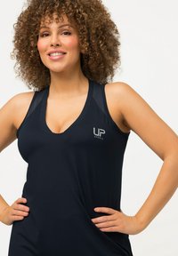 Marineblå atletisk tanktop lavet af letvægtsstof, med V-hals design, logo på brystet og mesh-detaljer på skuldrene.