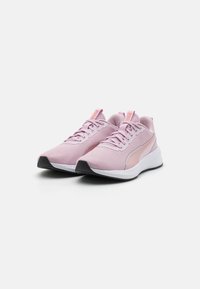 Scarpe sportive di colore rosa chiaro con tomaia in mesh, suola intermedia bianca, suola esterna nera e accenti rosa a contrasto sulla lingua e sul logo laterale.