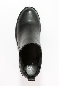 Czarne skórzane botki za kostkę z okrągłym noskiem, elastycznymi panelami bocznymi i pętelką z tyłu. Gładka faktura i minimalistyczny design.