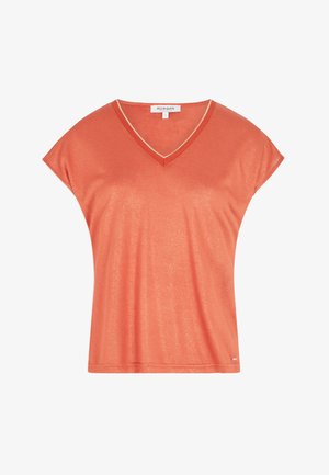 Camiseta de cuello en V color coral con mangas cortas, hecha de un tejido suave y ligeramente brillante. Presenta un ribete del escote en contraste y un corte relajado.