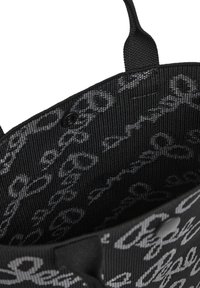 Zwarte tas interieur met textuurstof, met een grijs patroon van schedels en tekst. Inclusief een knoopsluiting en stevige handvatten.