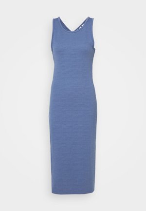 Modrá bezrukávová šaty s přiléhavým designem ke kolenům. Měkká, texturovaná tkanina a jemný V-výstřih s křížovými ramínky na zádech.