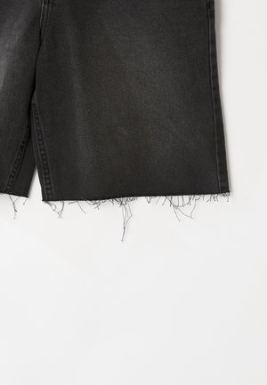 Černé džíny šortky s třepeným olemováním, vyrobené z texturované tkaniny a s rovný střih. Bez dalších ozdob nebo vzorů.