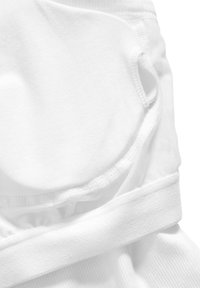 Witte stof met een gladde textuur, voorzien van een gaassectie en een zachte elastische band. Het ontwerp heeft een gebogen rand voor extra comfort.
