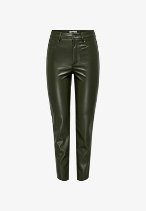 Pantaloni verdi in ecopelle con vestibilità slim, vita alta, tasche frontali e una leggera lucentezza, dotati di chiusura a bottone e passanti per cintura.