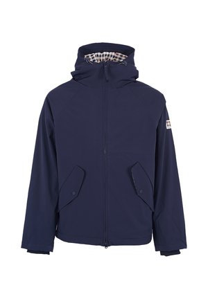 Giacca impermeabile blu navy con zip completa, cappuccio regolabile, due tasche frontali e fodera a quadri. Presenta un piccolo logo sulla manica.