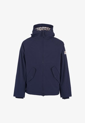 Giacca impermeabile blu navy con zip completa, cappuccio regolabile, due tasche frontali e fodera a quadri. Presenta un piccolo logo sulla manica.