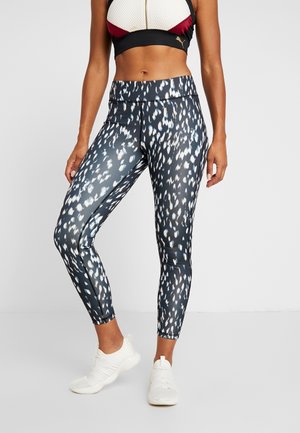Leggings de color azul oscuro con un llamativo patrón abstracto en blanco y azul claro, diseño ajustado y una tela suave y elástica.