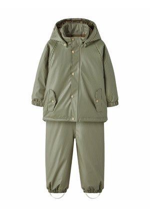 Veste imperméable pour enfants à rayures verticales vertes et beiges avec capuche et pantalon assorti avec poignets élastiques et attaches pour les pieds.