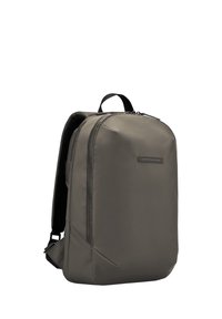 Sac à dos gris au design élégant et rectangulaire. Fabriqué en matériau durable, il dispose d'une poignée supérieure, de bretelles rembourrées et d'une fermeture éclair.