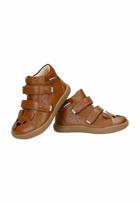 Chaussures en cuir marron pour tout-petits avec doubles brides velcro et broderie visage d'ours sur la zone des orteils, doublure douce beige et semelles en caoutchouc.
