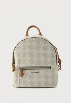 Lille beige rygsæk med let hundetandsmønster, brune læder lynlås træk, top håndtag og forreste lynlåslomme mod hvid baggrund.