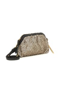 Piccola borsa a tracolla nera con paillettes dorate che coprono la parte anteriore, cerniera dorata e tracolla regolabile su uno sfondo bianco.