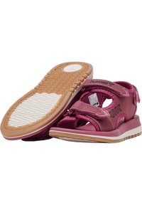 Fuksjowe i jasnoróżowe sandały dla dzieci z teksturowaną cholewką, regulowanymi paskami i gumową podeszwą z wzorzystym bieżnikiem.