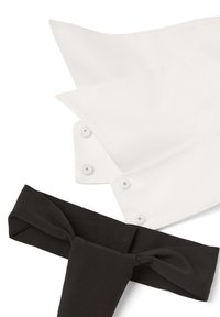 Dos accesorios de tela: un cuello rígido de algodón blanco con botones y una diadema de tela suave negra con un detalle de nudo.