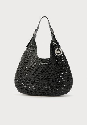 Borsa hobo nera intrecciata con manici in pelle, ciondolo logo Michael Kors in argento e piccola targhetta con logo sul davanti.