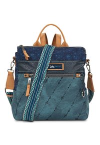 Mochila multicolor en azul vaquero con dise�ño estampado, acentos en azul marino, detalles en piel, doble asa en la parte superior y correa ajustable a rayas.