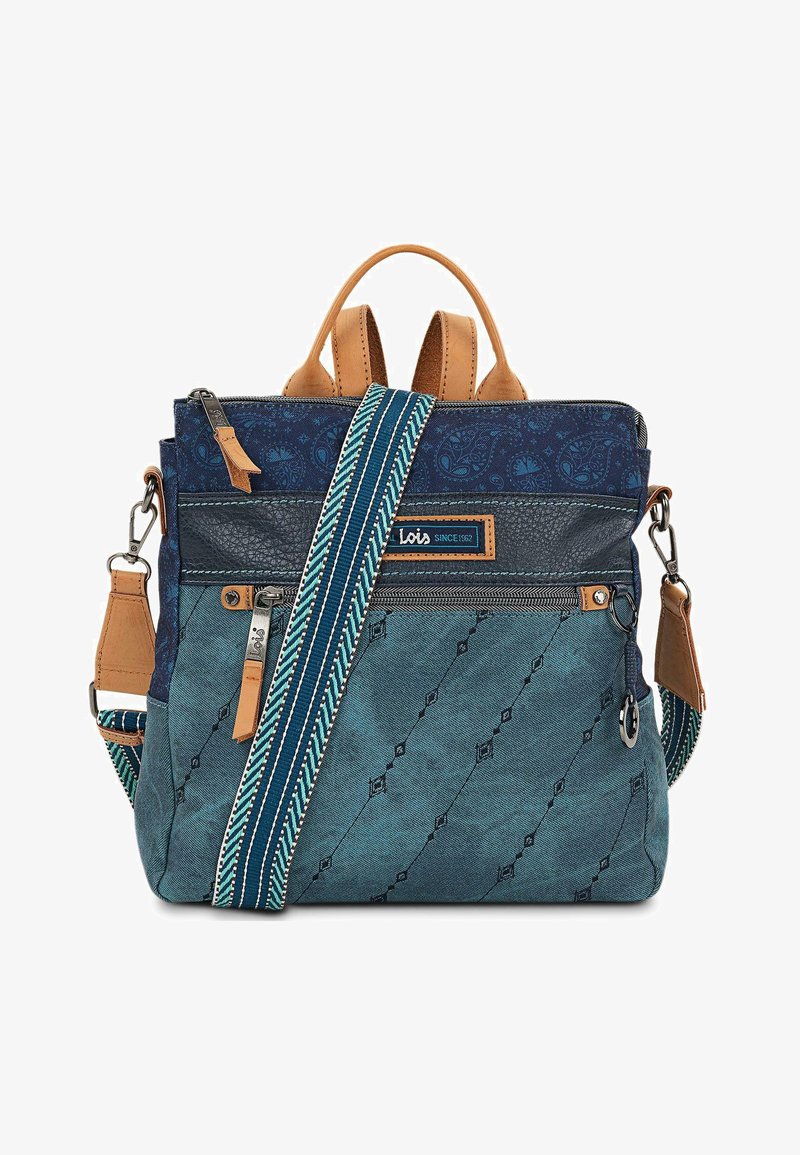 Mochila multicolor en azul vaquero con diseño estampado, acentos en azul marino, detalles en piel, doble asa en la parte superior y correa ajustable a rayas.