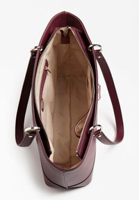 Sac à main bordeaux au design structuré. Il dispose d'une fermeture éclair, de poches intérieures et d'une texture extérieure lisse avec un motif de logo.