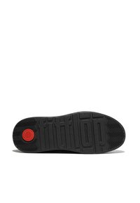 Suela de zapato FitFlop negra con una superficie texturizada, que presenta un prominente logotipo circular rojo y un diseño de dibujo patrón para un mejor agarre.