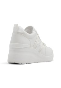 Baskets à plateforme blanches avec une finition en cuir texturé, présentant des accents métalliques, un bout rond et un design élégant et minimaliste.