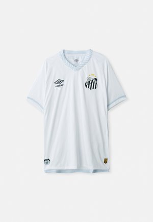 Biała koszulka z dekoltem w serek, z jasnoniebieskimi akcentami i logo klubu w czarno-białe paski. Wykonana z przewiewnego materiału, z krótkimi rękawami.