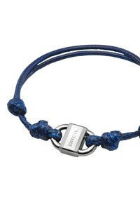 Bracciale in tessuto intrecciato blu con chiusura in metallo argentato, caratterizzato da un design cilindrico e nodi su entrambi i lati della chiusura.