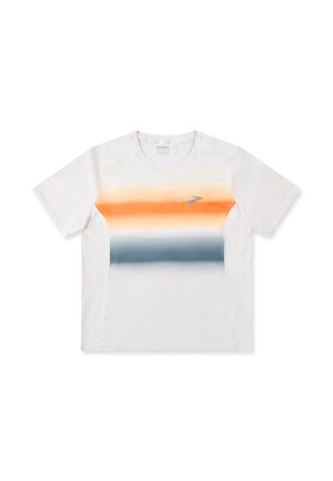 Witte sportshirt met korte mouwen, voorzien van oranje en blauwe horizontale gradientstrepen over de borst en een klein logo aan de linkerkant.