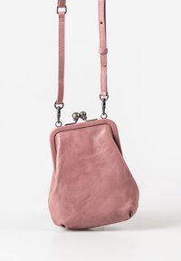 Helle pinke Leder-Umhängetasche mit runder Form, Schnappverschluss und verstellbarem Tragegurt. Weiche Textur mit glatter Oberfläche.