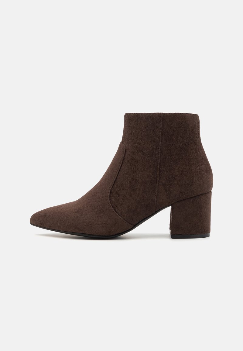 Bottine en daim marron avec talon bloc et bout pointu, panneau élastique latéral et semelle lisse.