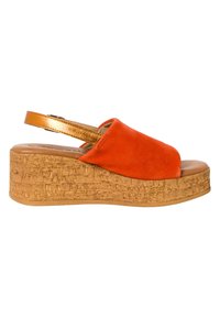 Orangene Wildleder Slingback-Plateausandalen mit einer Korkplattform, ausgestattet mit einem metallic goldenen Knöchelriemen und einem offenen Zehendesign.