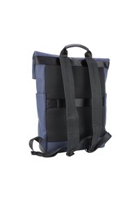 Mochila de color azul marino con diseño de roll-top, que presenta un panel trasero de malla, correas negras y una asa de transporte. Textura suave, estética moderna.