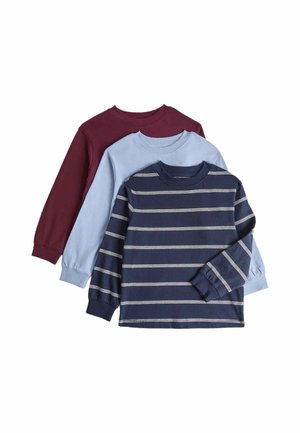 Tre langærmede crew neck-shirts i bordeaux, lyseblå og marineblå med hvide vandrette striber på frontskjorten.