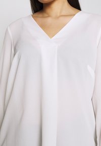 Evans Blus - off-white