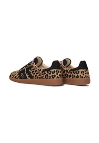 Leren slip-on schoenen met een luipaardprint en een zwarte stofaccent. Voorzien van een bruine rubberen zool en subtiele branding op de hiel.