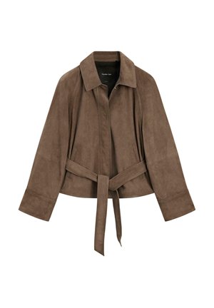 Bruine suède jas met een brede kraag, lange mouwen, voorzakken en een bijpassende riem gestrikt in de taille.