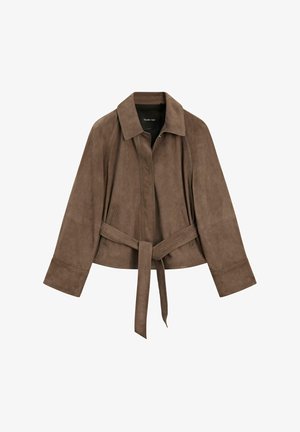 Veste en daim marron avec col large, manches longues, poches avant et ceinture assortie nouée à la taille.