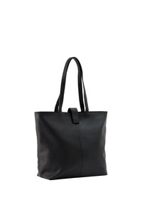 Melnā ādas plecu soma ar divām garām plecu siksnām un nelielu aizdari augšpusē, attēlota uz baltas fona.