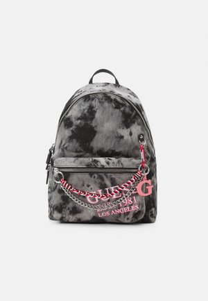 Zwart-grijze tie-dye rugzak met voorvak met ritssluiting, zilveren ketting en rood-wit gevlochten band, roze "Guess 1981 Los Angeles" logo.