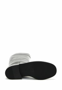 Stivale grigio in pelle alta fino al ginocchio con punta arrotondata, superficie superiore liscia e suola in gomma nera piatta. Design minimalista senza decorazioni.
